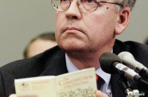 المحامي والمدّعي العام السابق، كينيث ستار، توفي الثلاثاء عن عمر 76 عاما