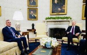 بايدن اجتمع بمكارثي في البيت الأبيض لمناقشة قضية رفع سقف الدين