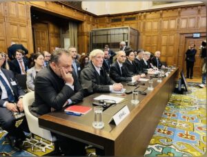 Gettyimages.ru/ الفريق القانوني لجنوب إفريقيا أمام محكمة العدل الدولية، لاهاي.