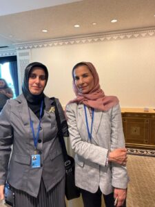 البروفيسورة شيخة المسند / مع المحررة الصحفية نجلاء الخضر